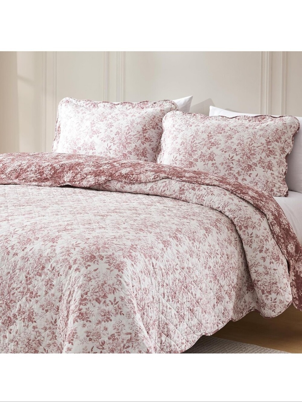 Lush Decor Peony Toile Reversible Cotton Quilt 3 Piece Set F/Q Rosewood Scallope